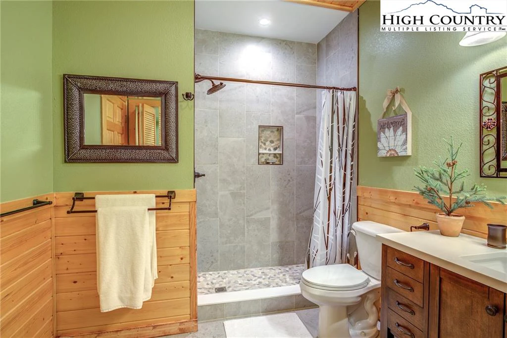 Image number 9 for the current listing