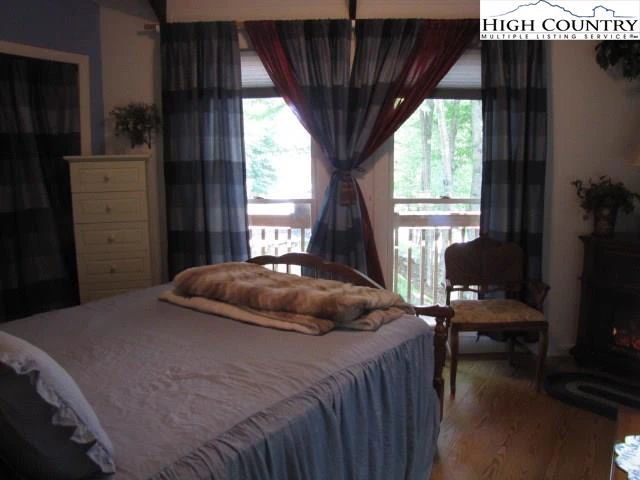 Image number 11 for the current listing