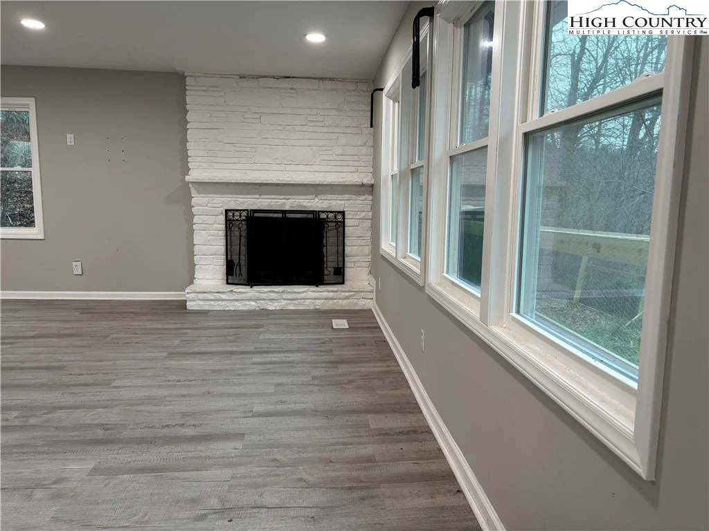 Image number 3 for the current listing