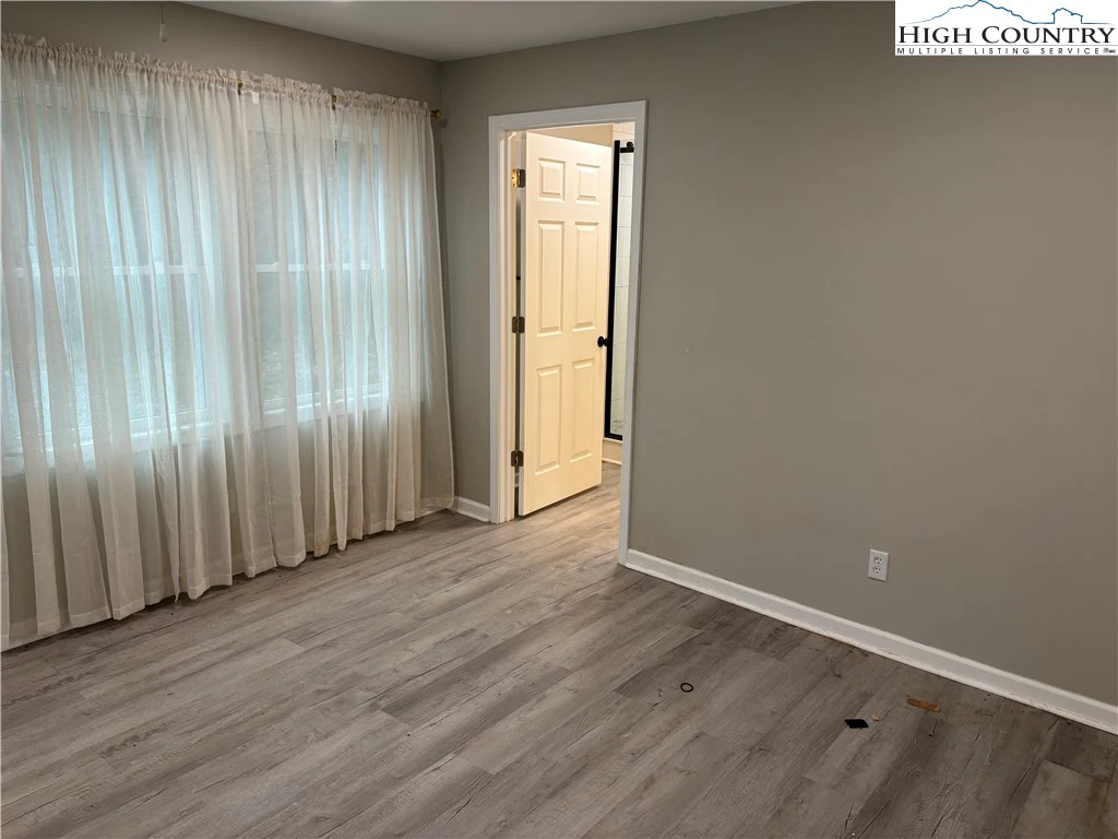 Image number 5 for the current listing