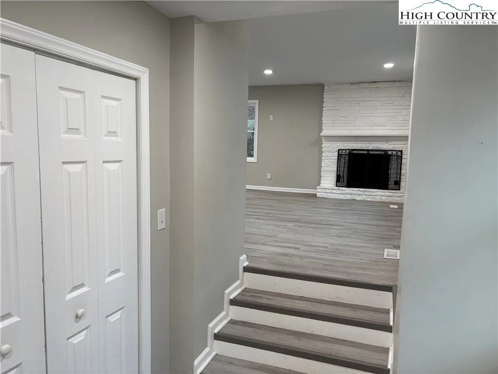 Image number 11 for the current listing