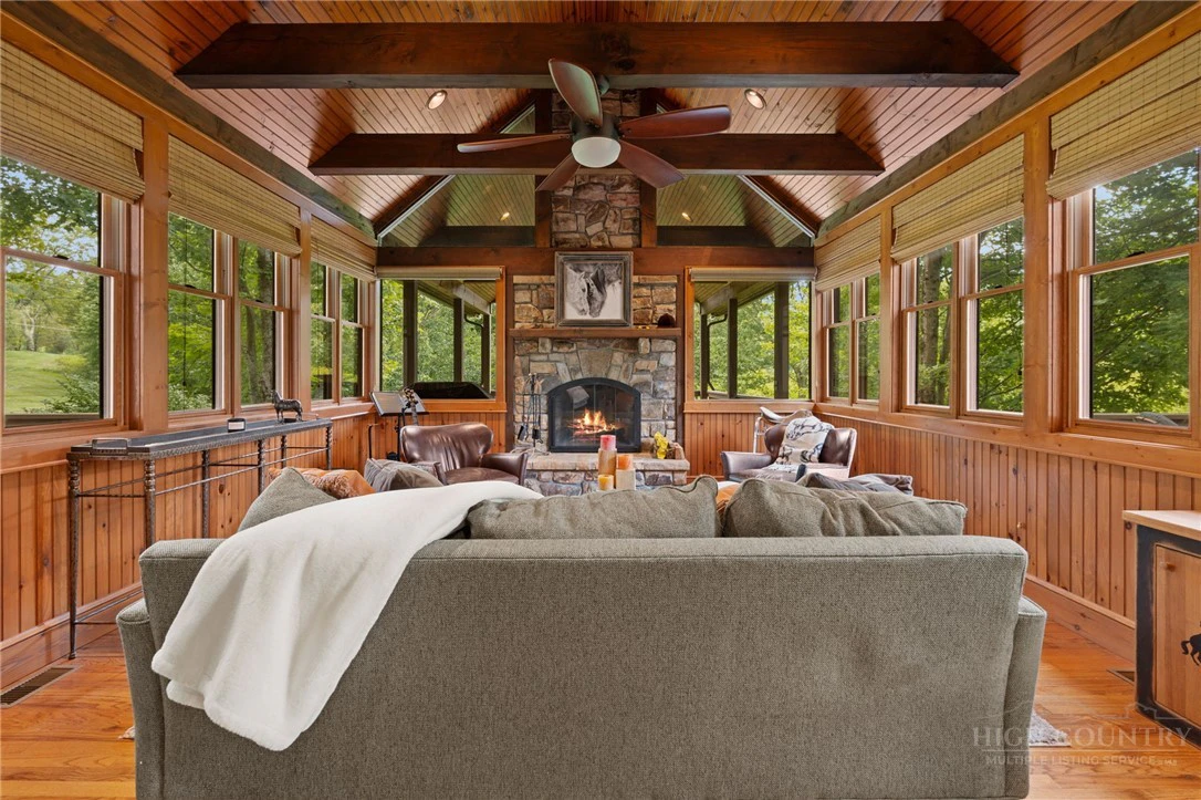 Image number 3 for the current listing