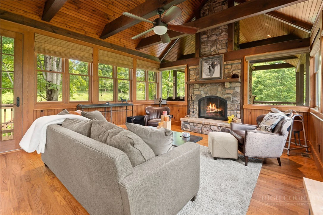 Image number 4 for the current listing
