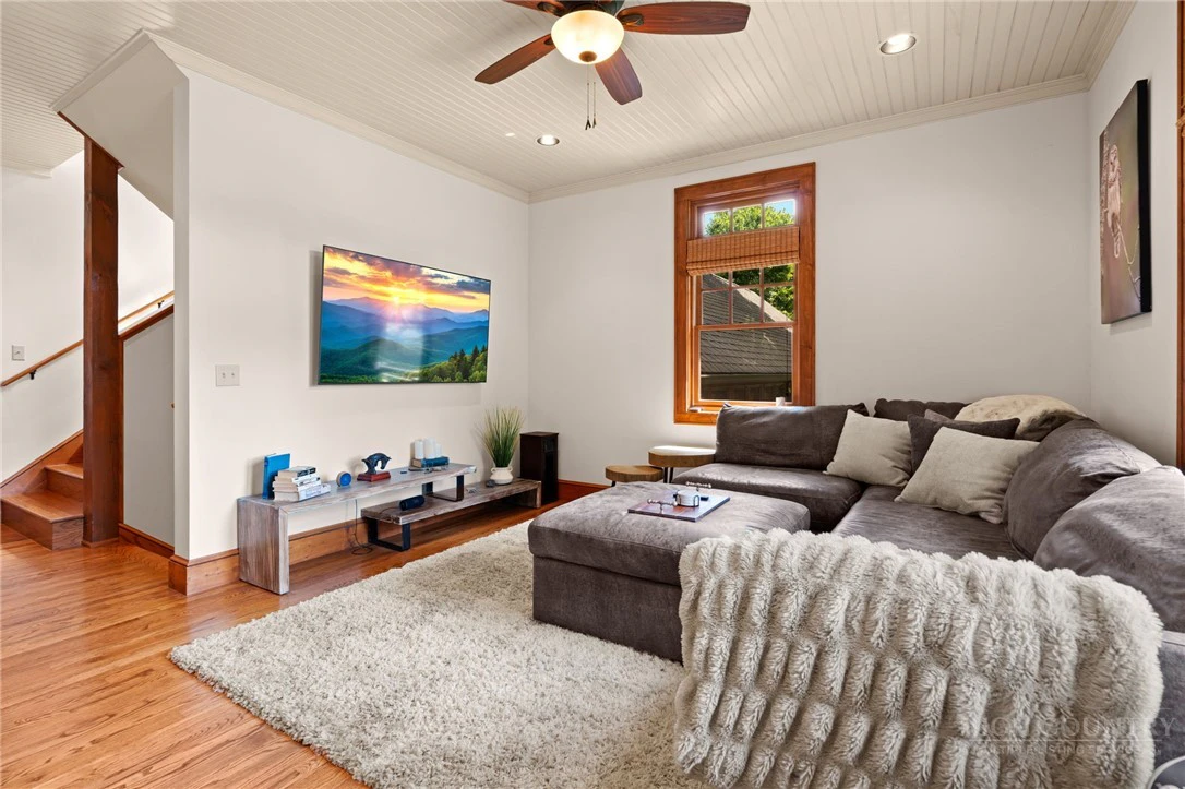 Image number 7 for the current listing