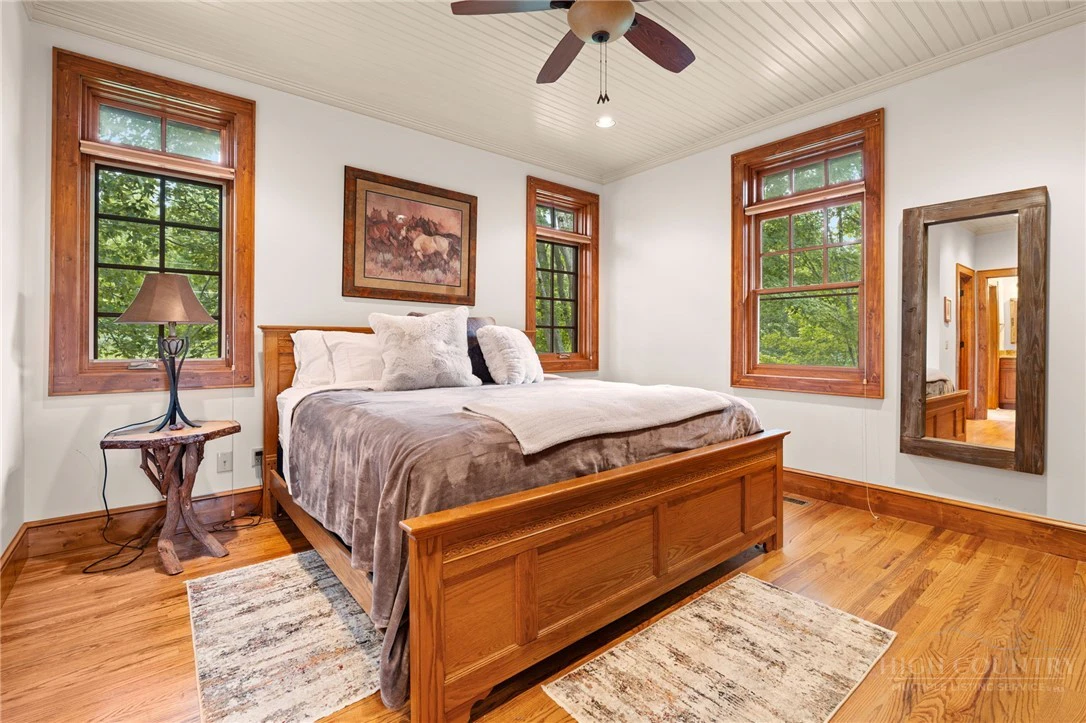 Image number 15 for the current listing