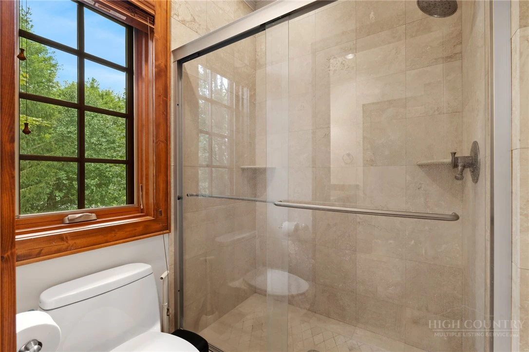 Image number 18 for the current listing