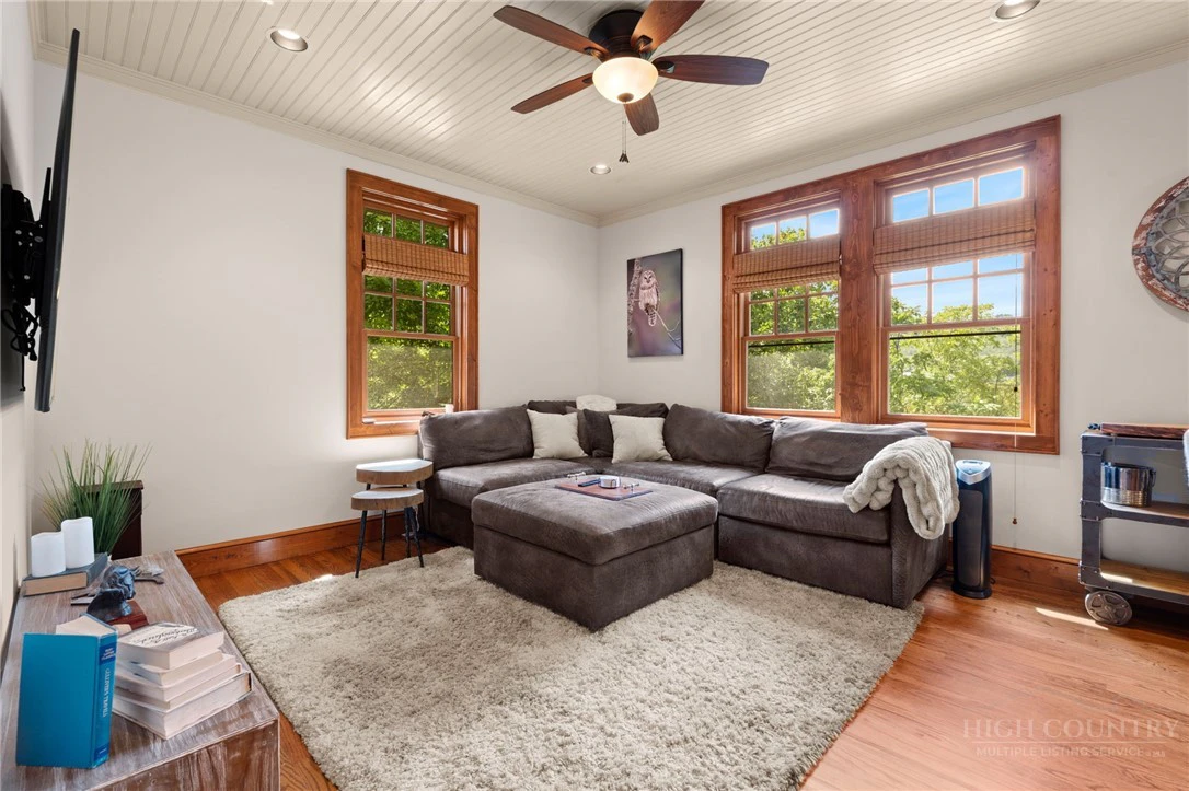 Image number 9 for the current listing