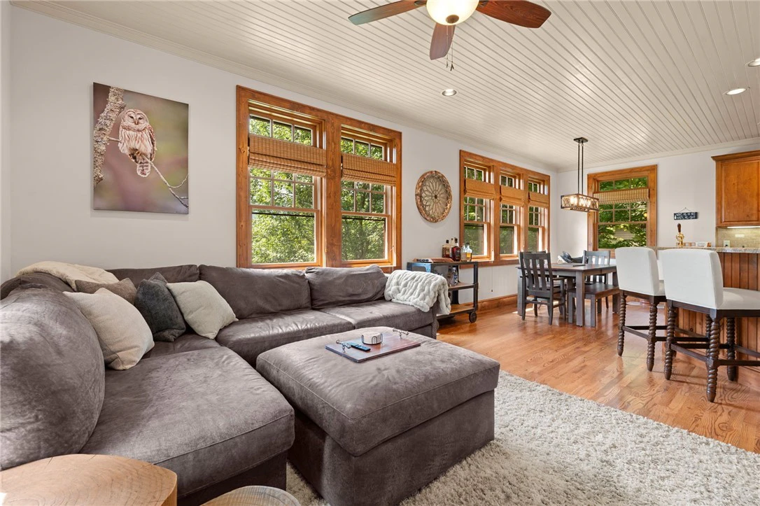Image number 8 for the current listing