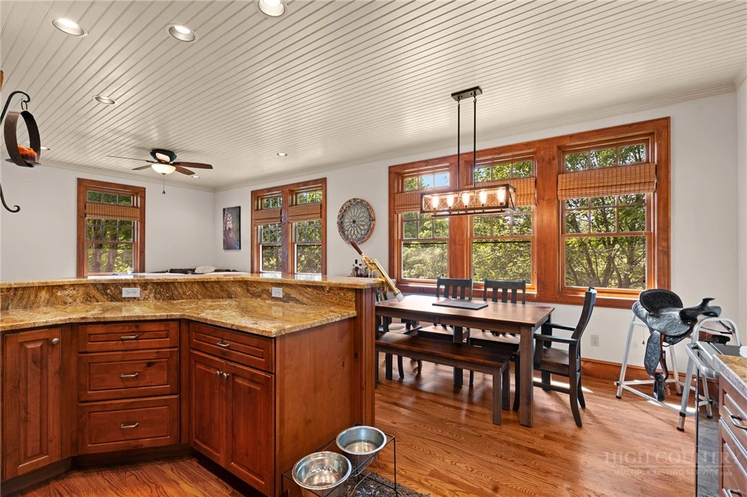 Image number 14 for the current listing