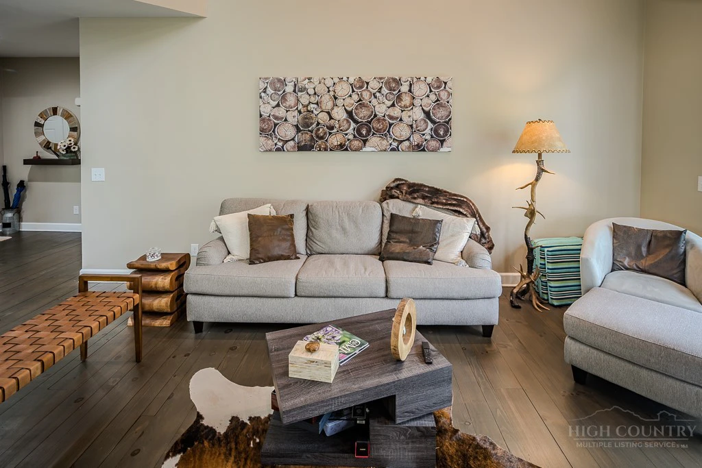 Image number 8 for the current listing