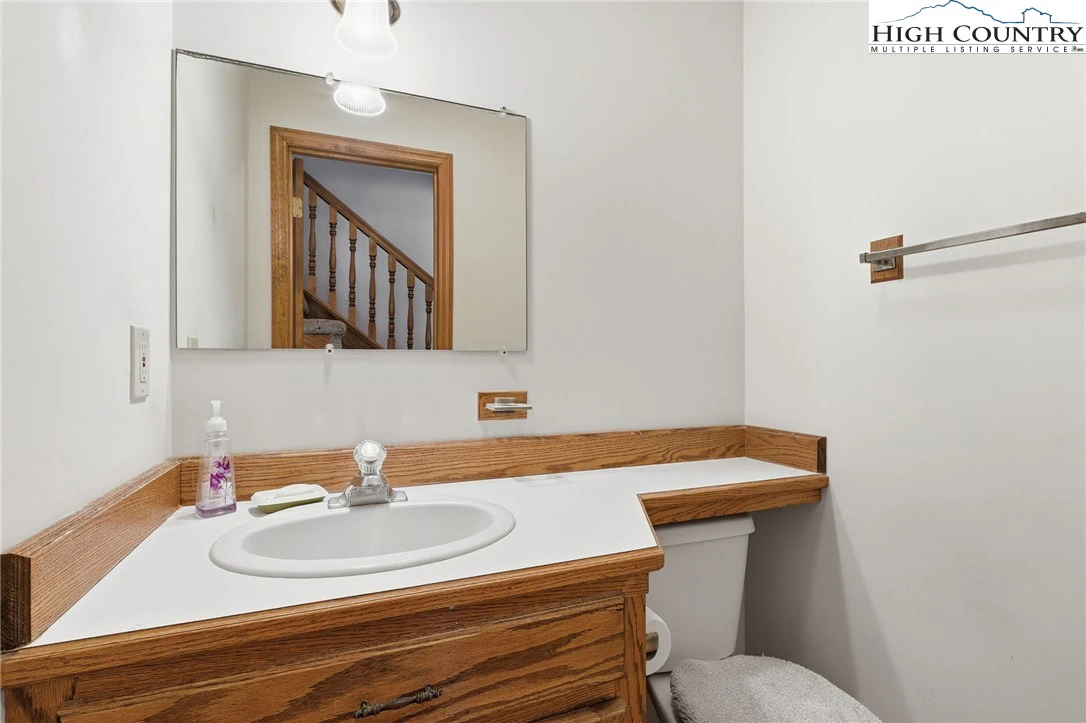 Image number 11 for the current listing