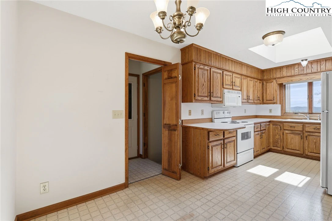 Image number 9 for the current listing