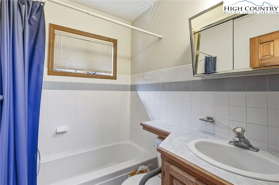 Image number 14 for the current listing