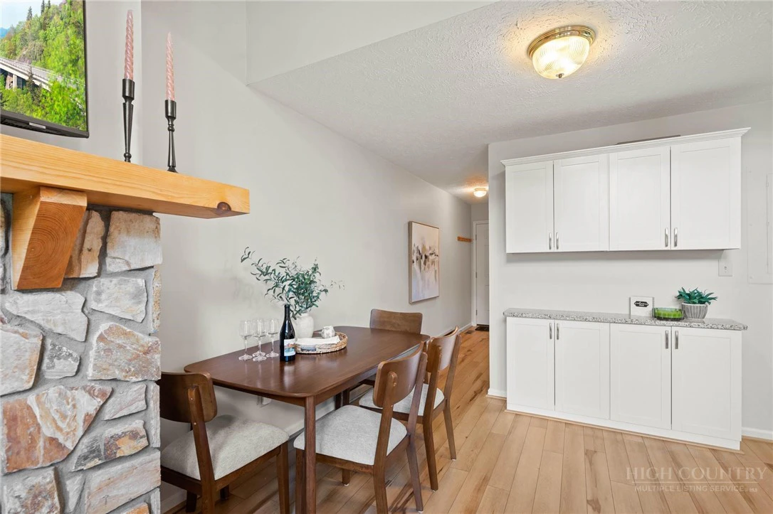 Image number 9 for the current listing