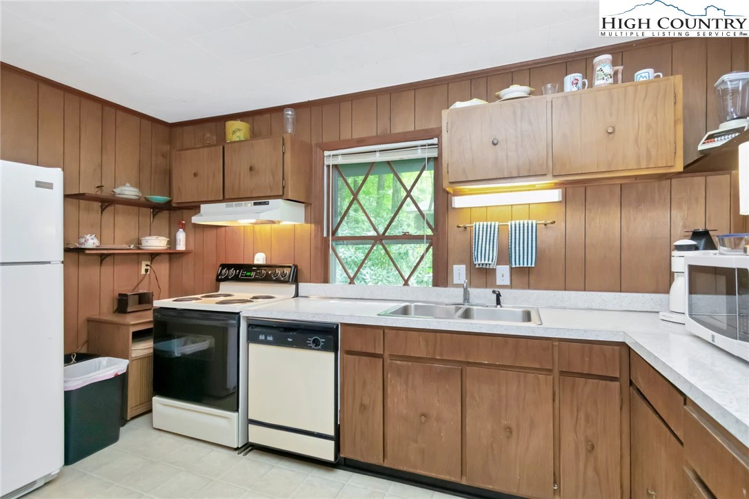 Image number 16 for the current listing