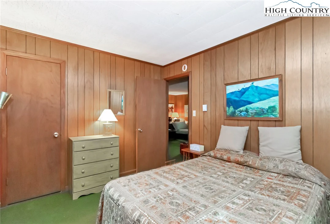 Image number 4 for the current listing