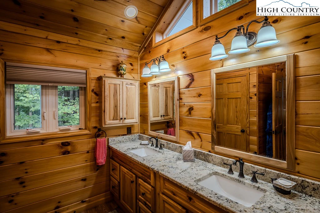 Image number 4 for the current listing