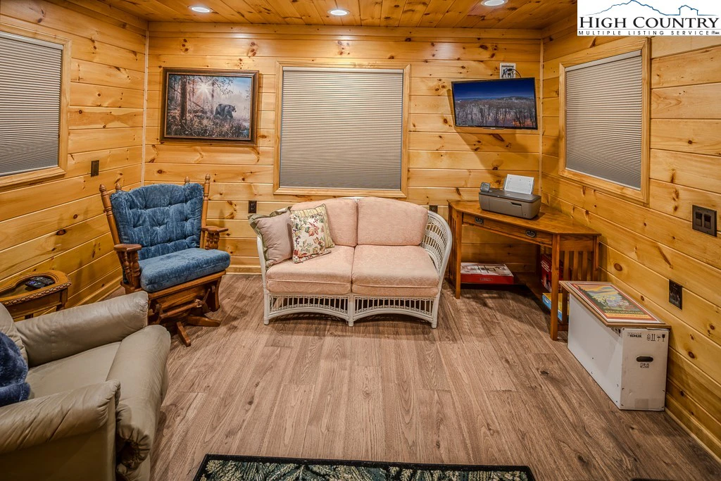 Image number 9 for the current listing