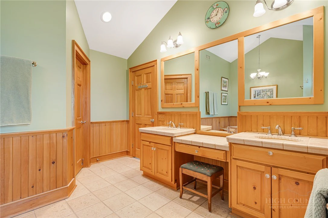 Image number 4 for the current listing