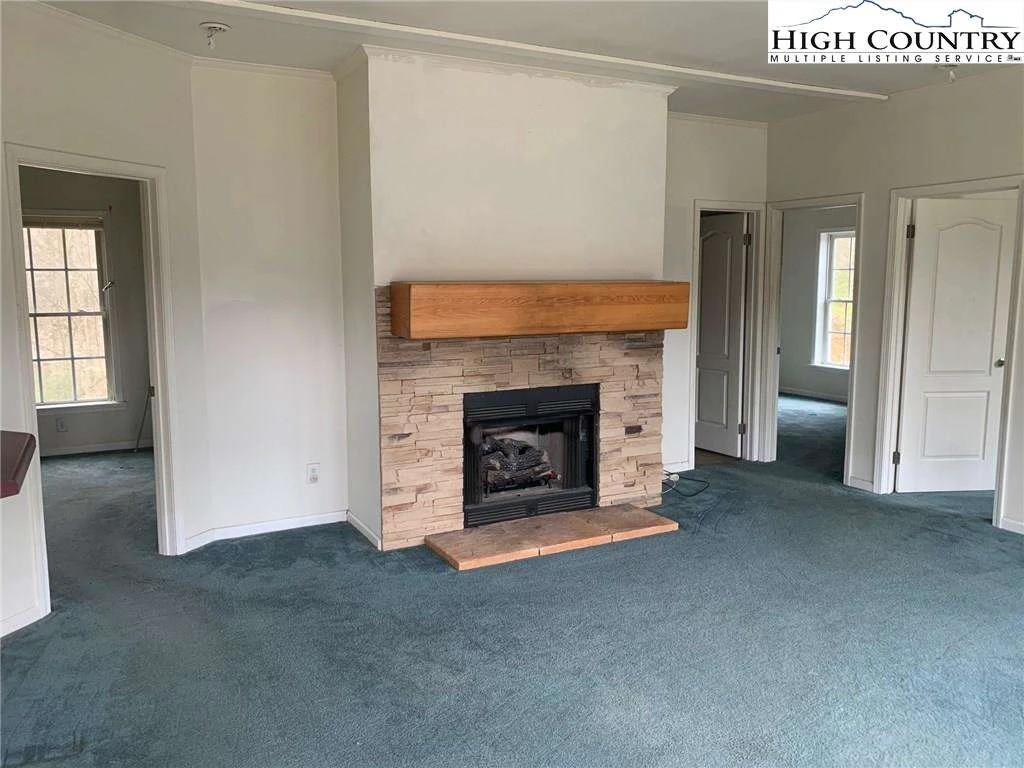 Image number 15 for the current listing