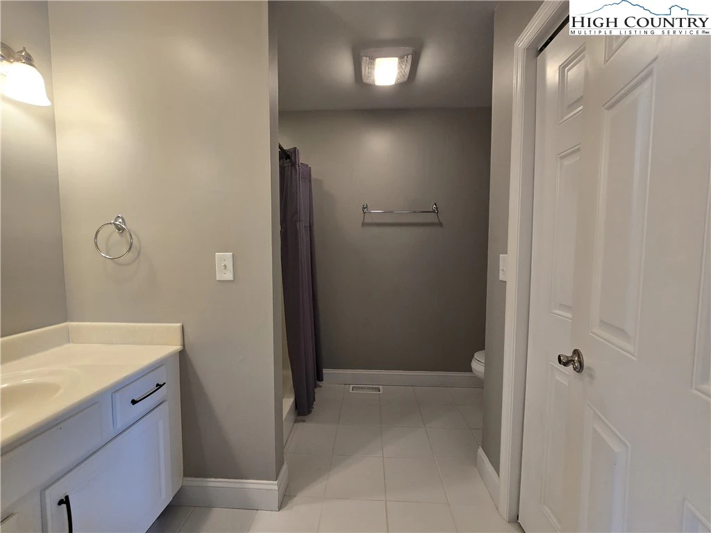 Image number 2 for the current listing