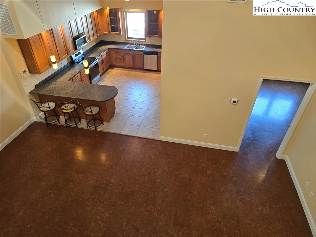 Image number 14 for the current listing