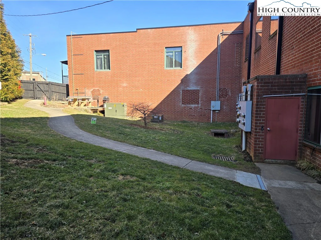 Image number 18 for the current listing
