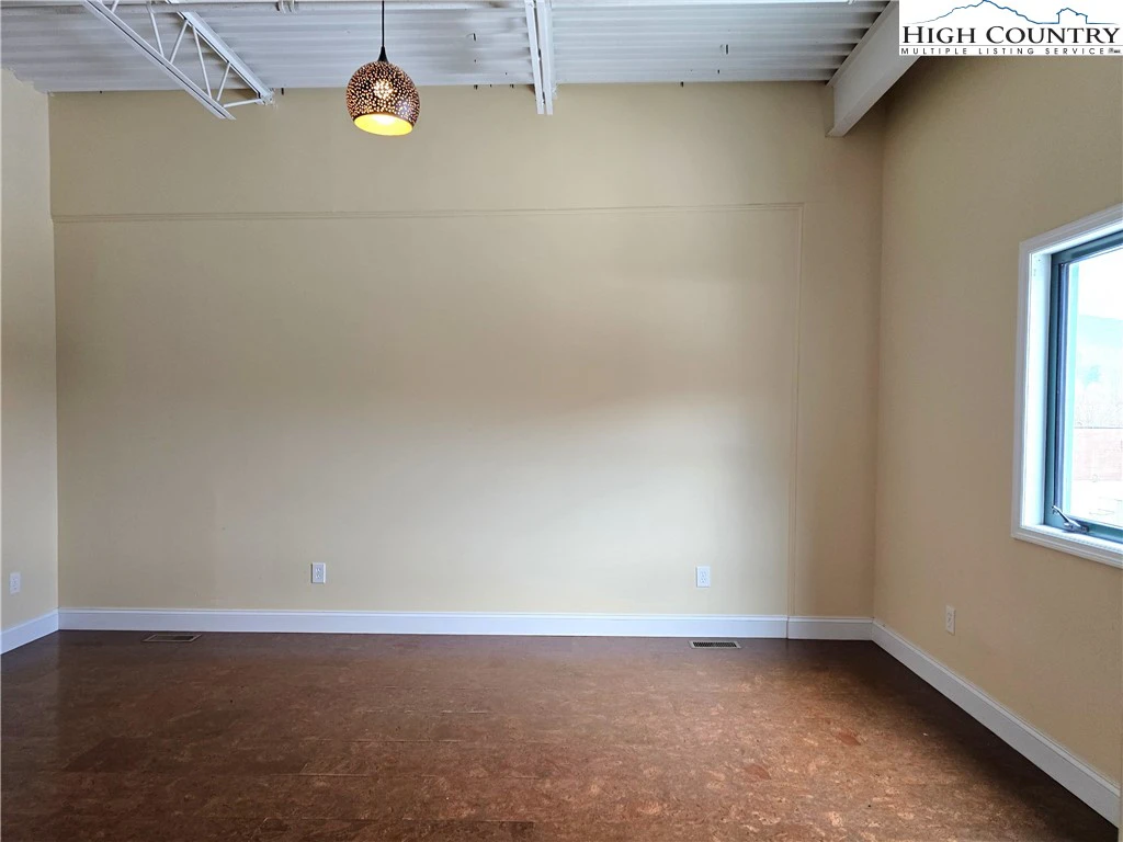 Image number 4 for the current listing