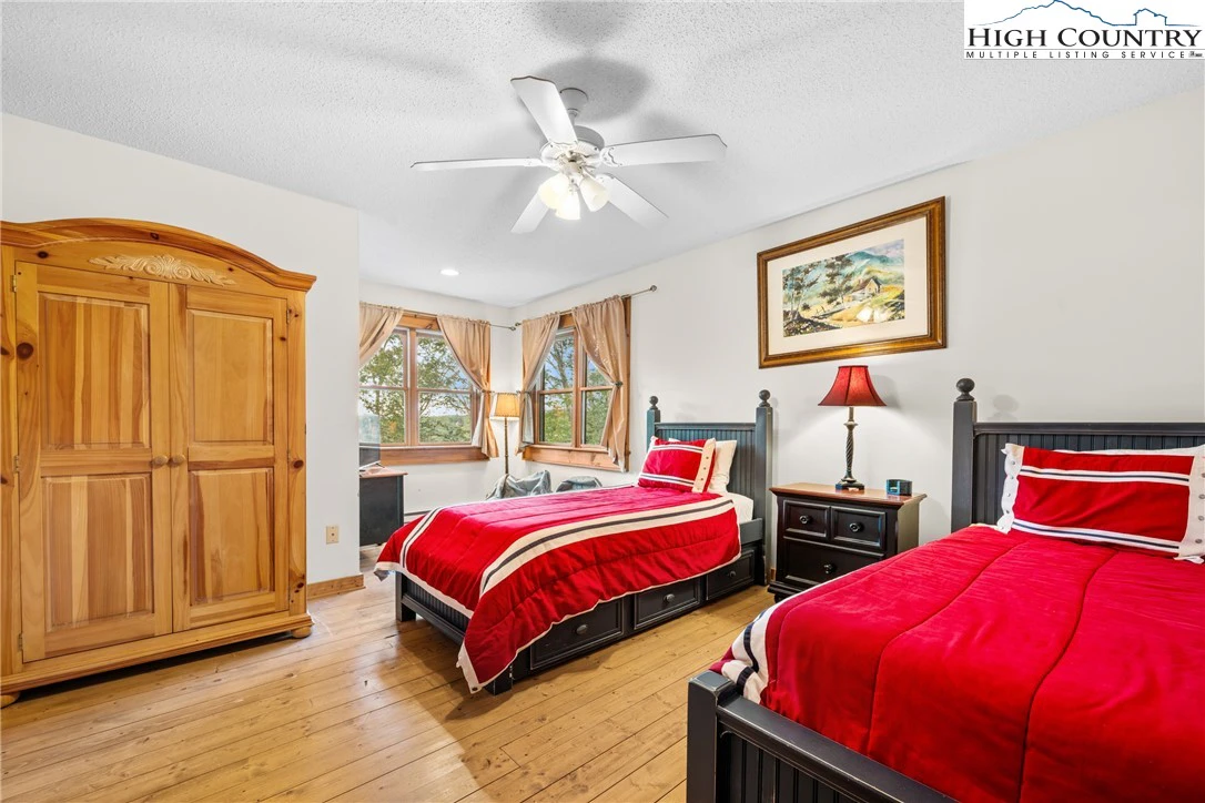 Image number 8 for the current listing