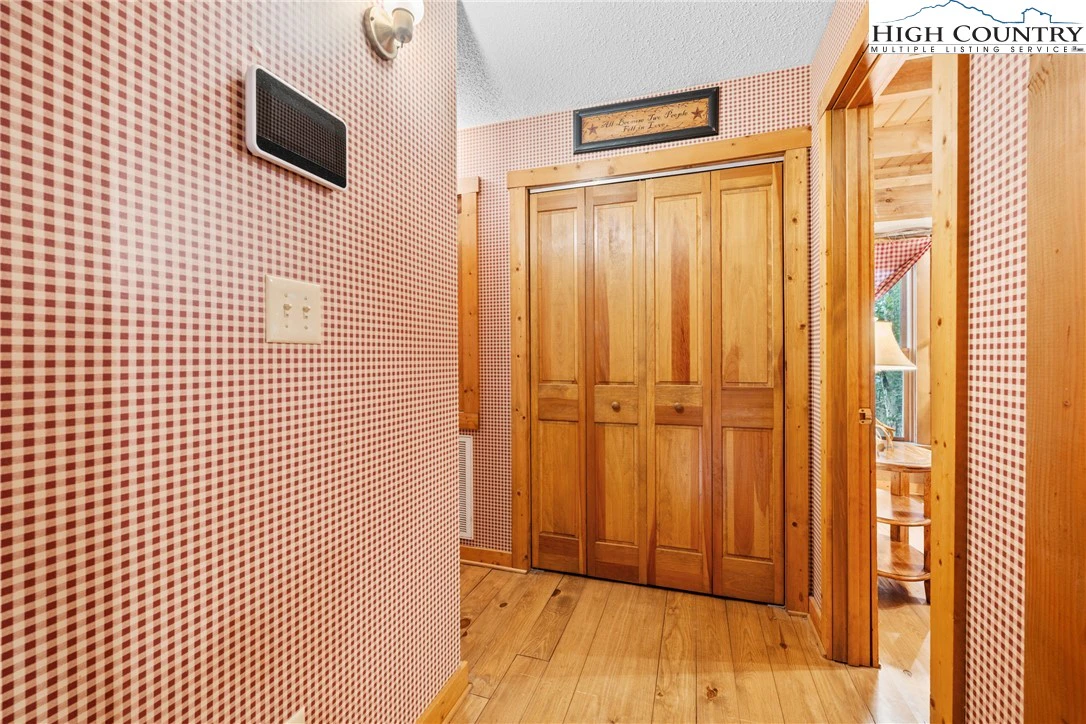 Image number 3 for the current listing