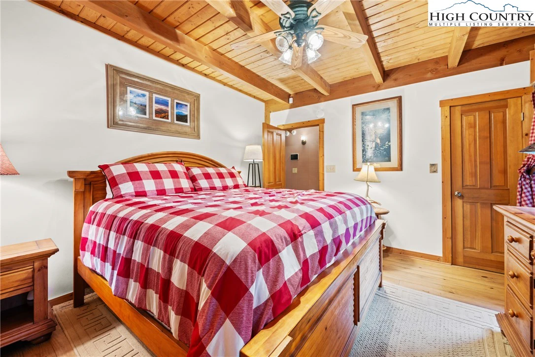 Image number 4 for the current listing