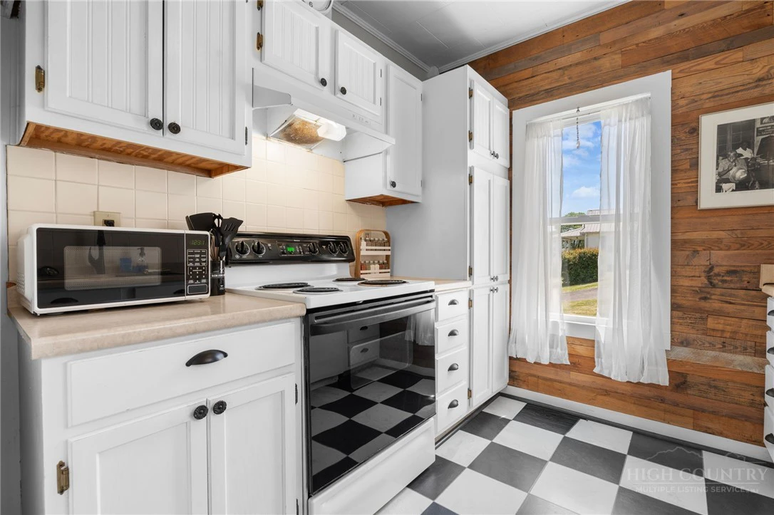 Image number 14 for the current listing