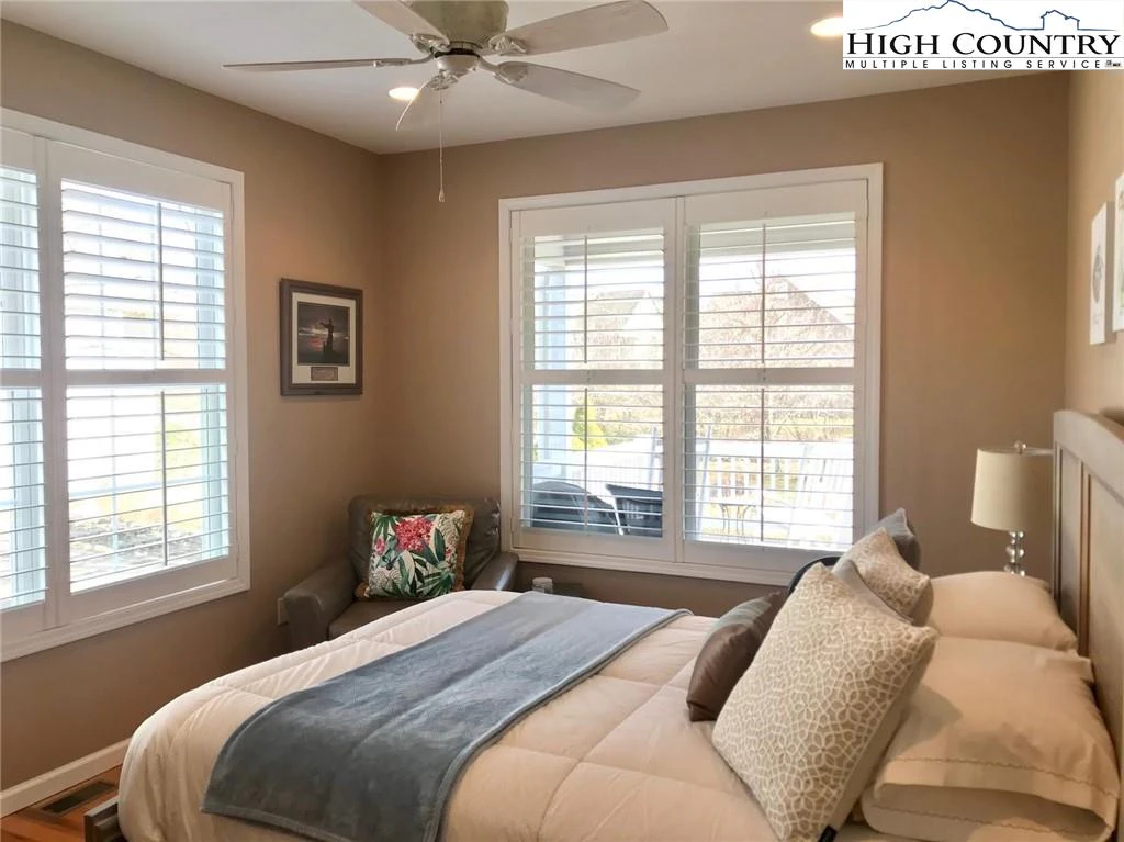Image number 3 for the current listing