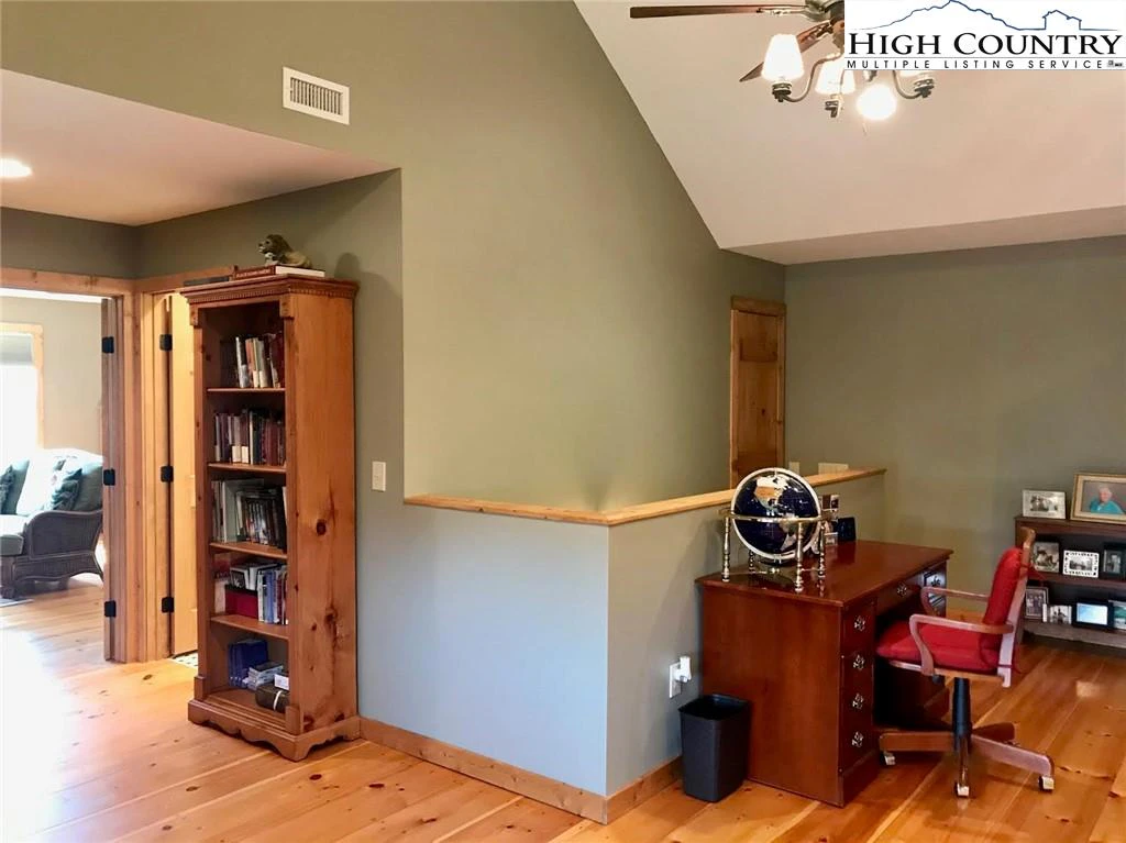 Image number 11 for the current listing