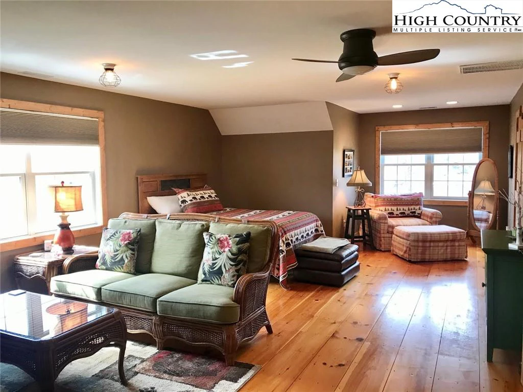 Image number 2 for the current listing