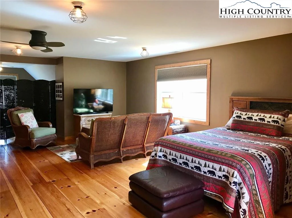 Image number 13 for the current listing