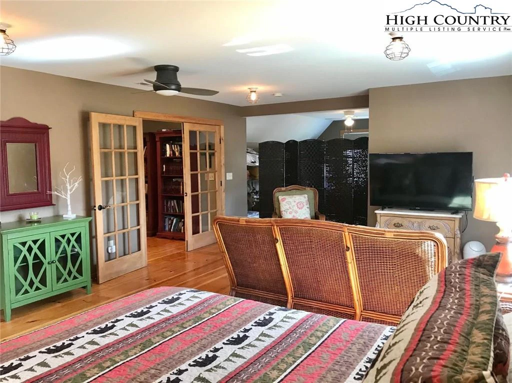 Image number 14 for the current listing