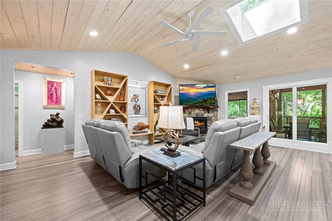 Image number 9 for the current listing