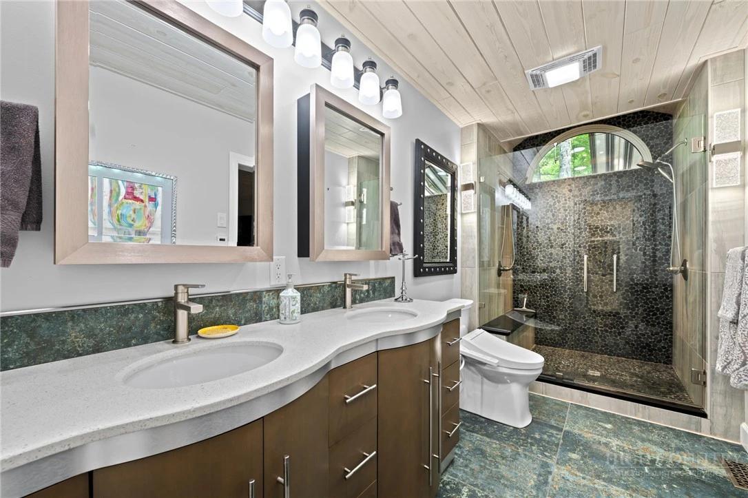 Image number 18 for the current listing
