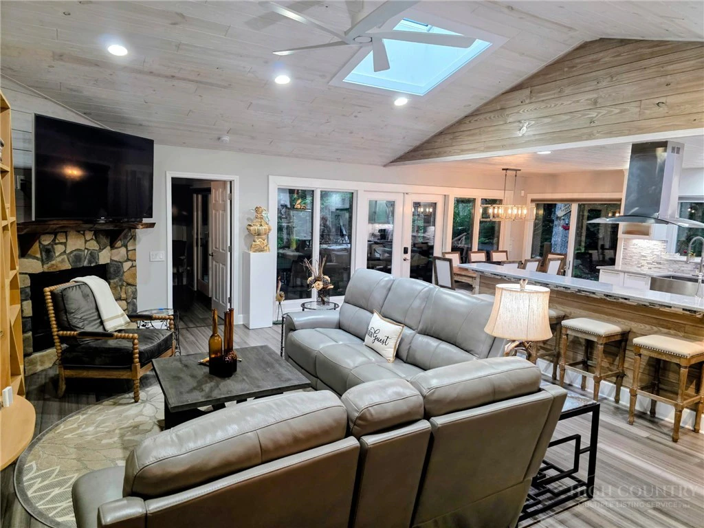 Image number 7 for the current listing