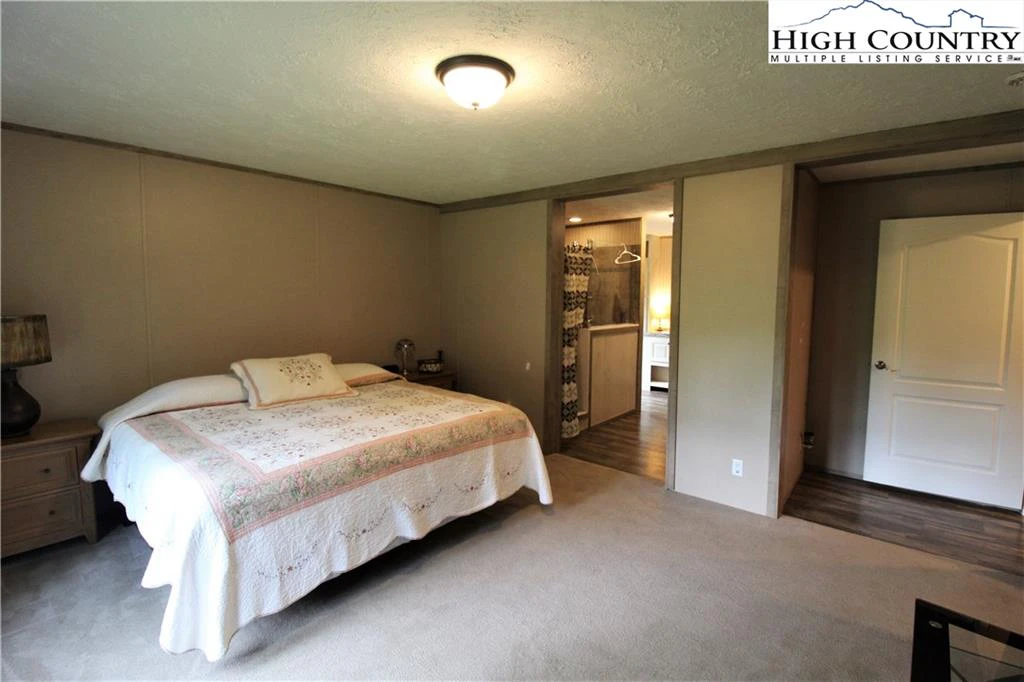 Image number 21 for the current listing