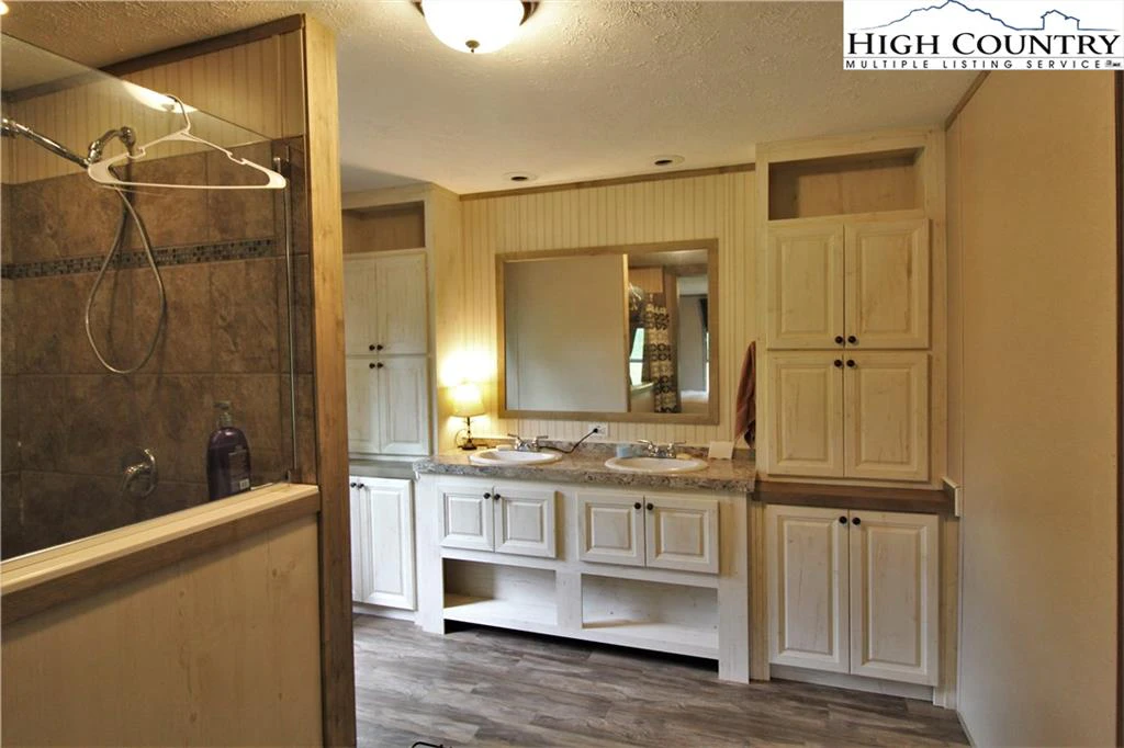 Image number 3 for the current listing