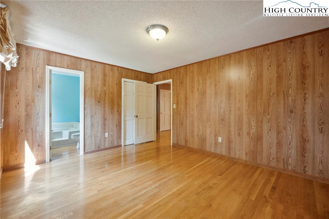 Image number 13 for the current listing