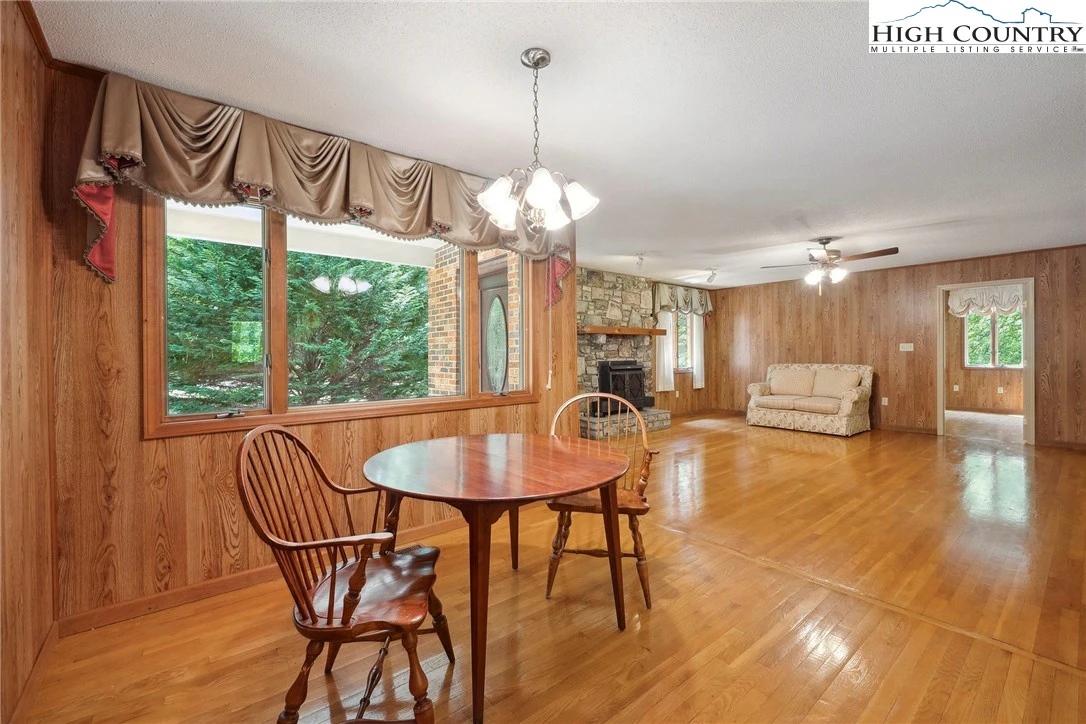 Image number 14 for the current listing
