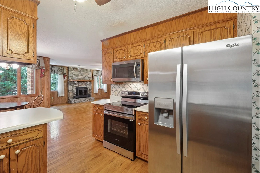 Image number 15 for the current listing
