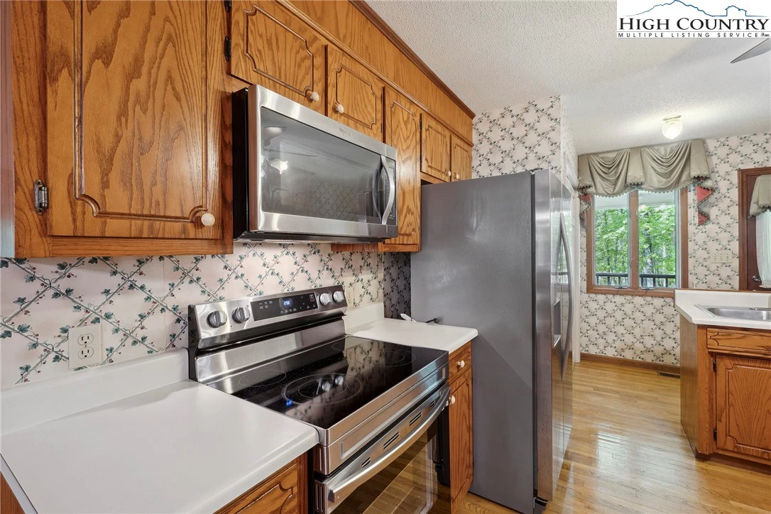 Image number 8 for the current listing
