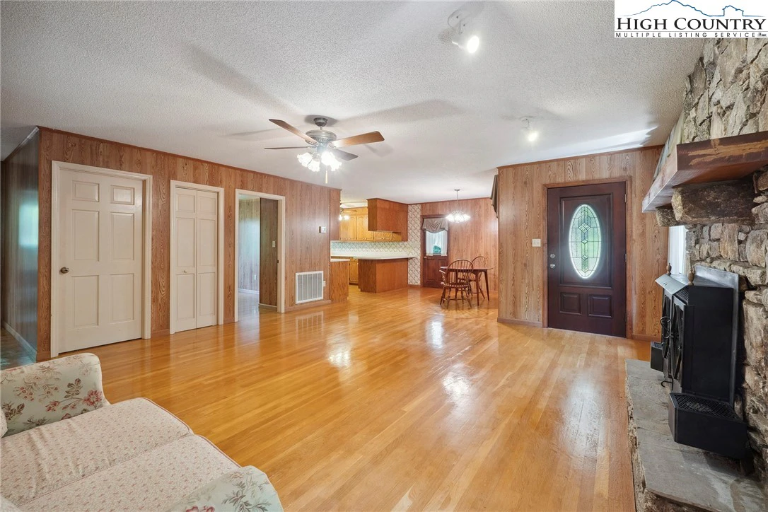 Image number 16 for the current listing