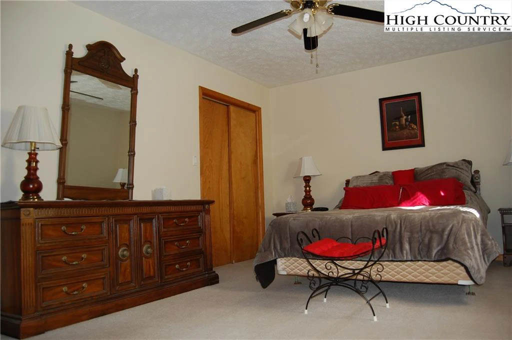 Image number 11 for the current listing