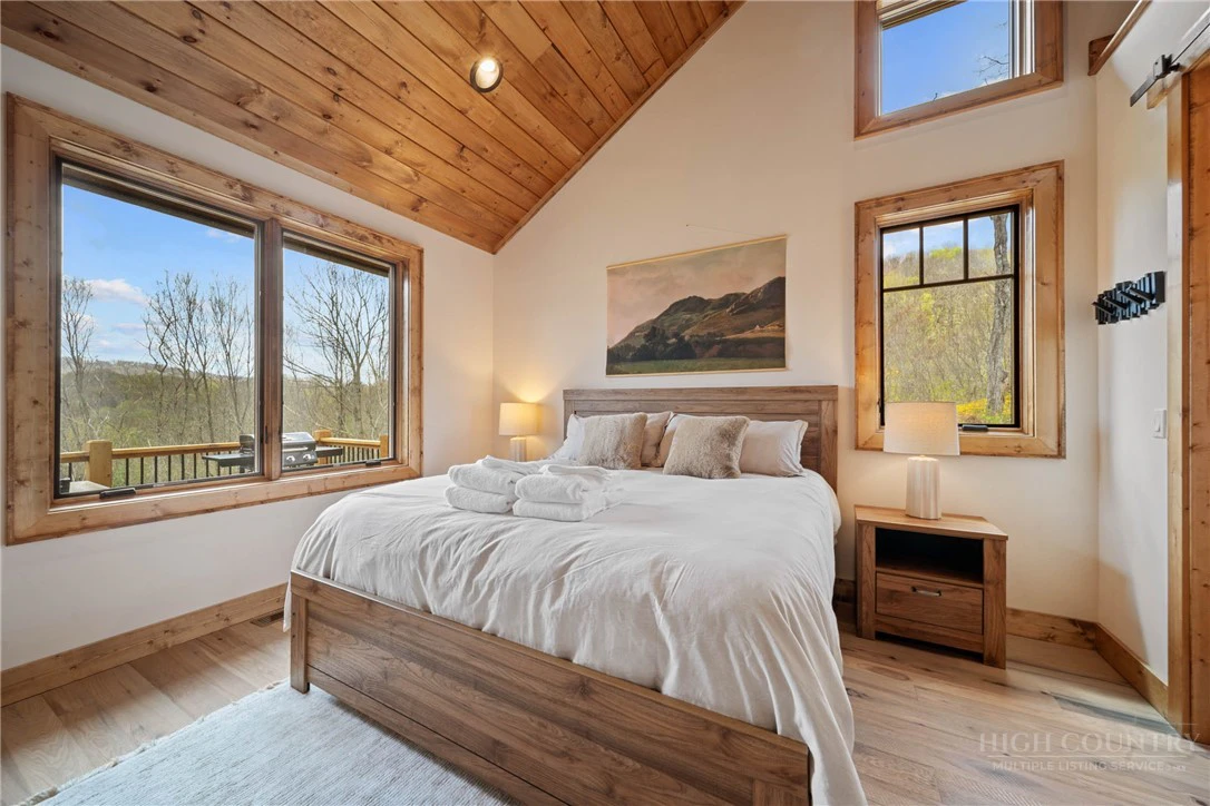 Image number 14 for the current listing