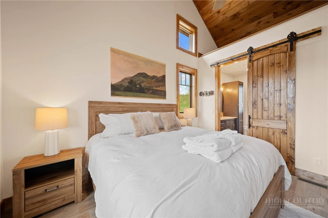 Image number 15 for the current listing